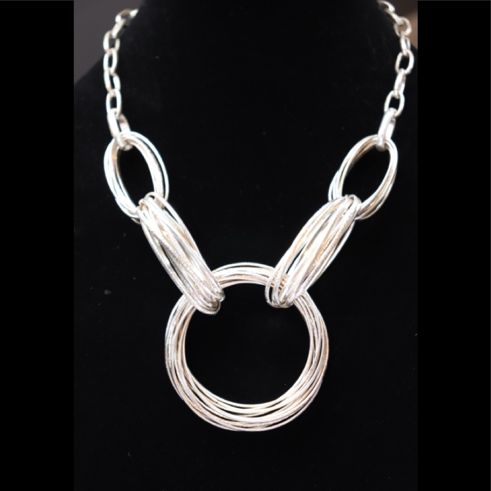 WOMEN’S INTERLOCKED CIRCLE NECKLACE IS LIKE NEW